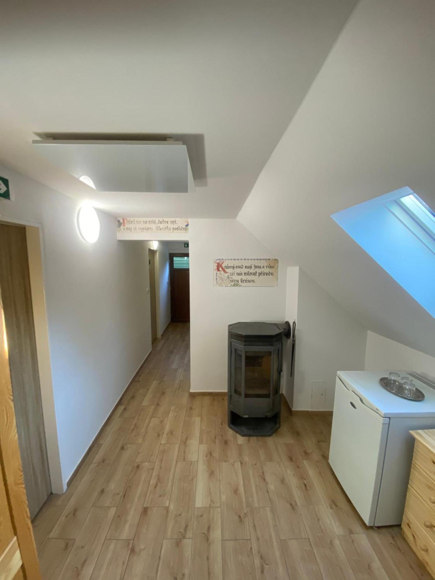 Hotel Wbs Vinarstvi U Lisu Znojmo 6345 Esterno foto