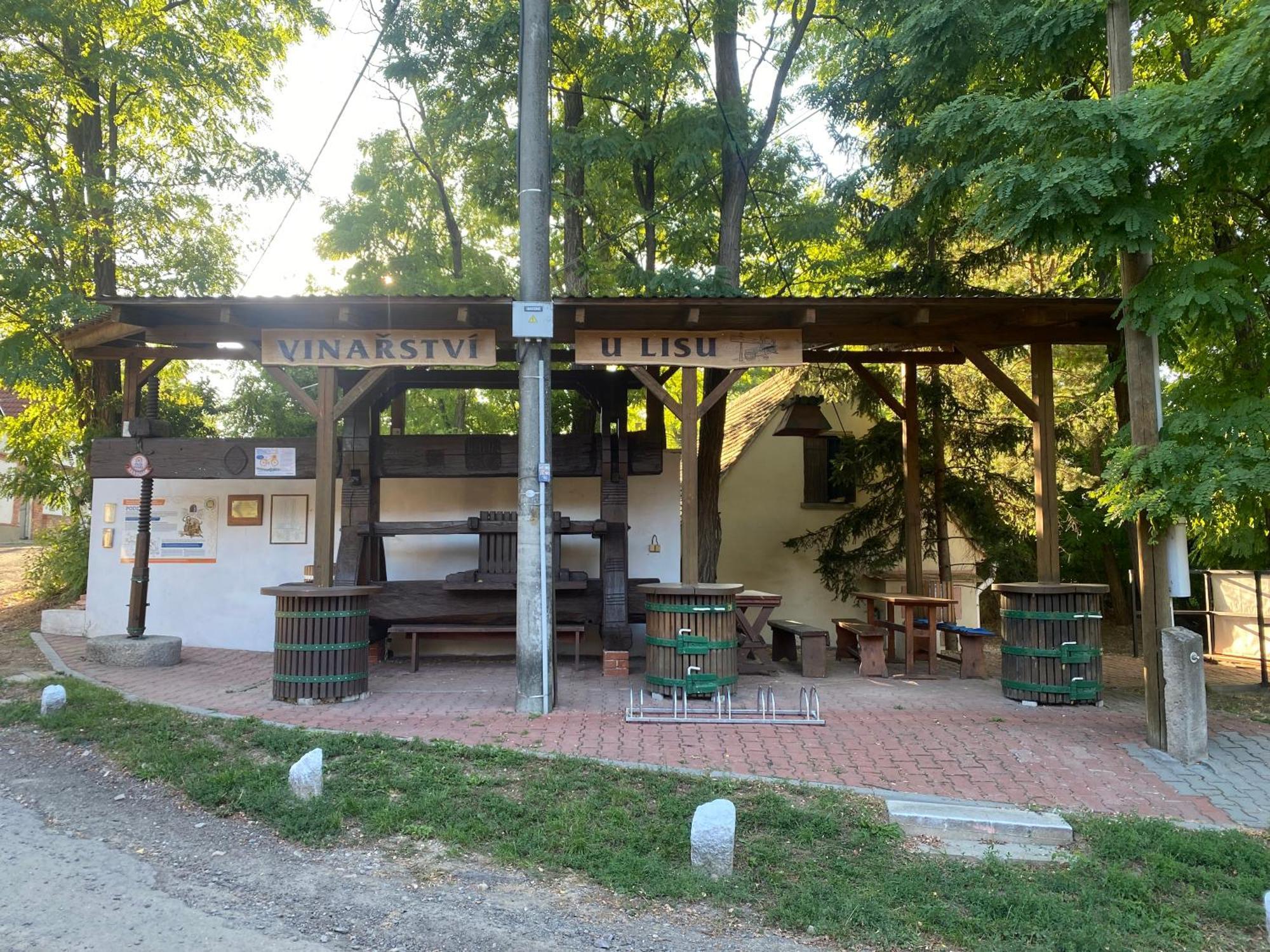 Hotel Wbs Vinarstvi U Lisu Znojmo 6345 Esterno foto