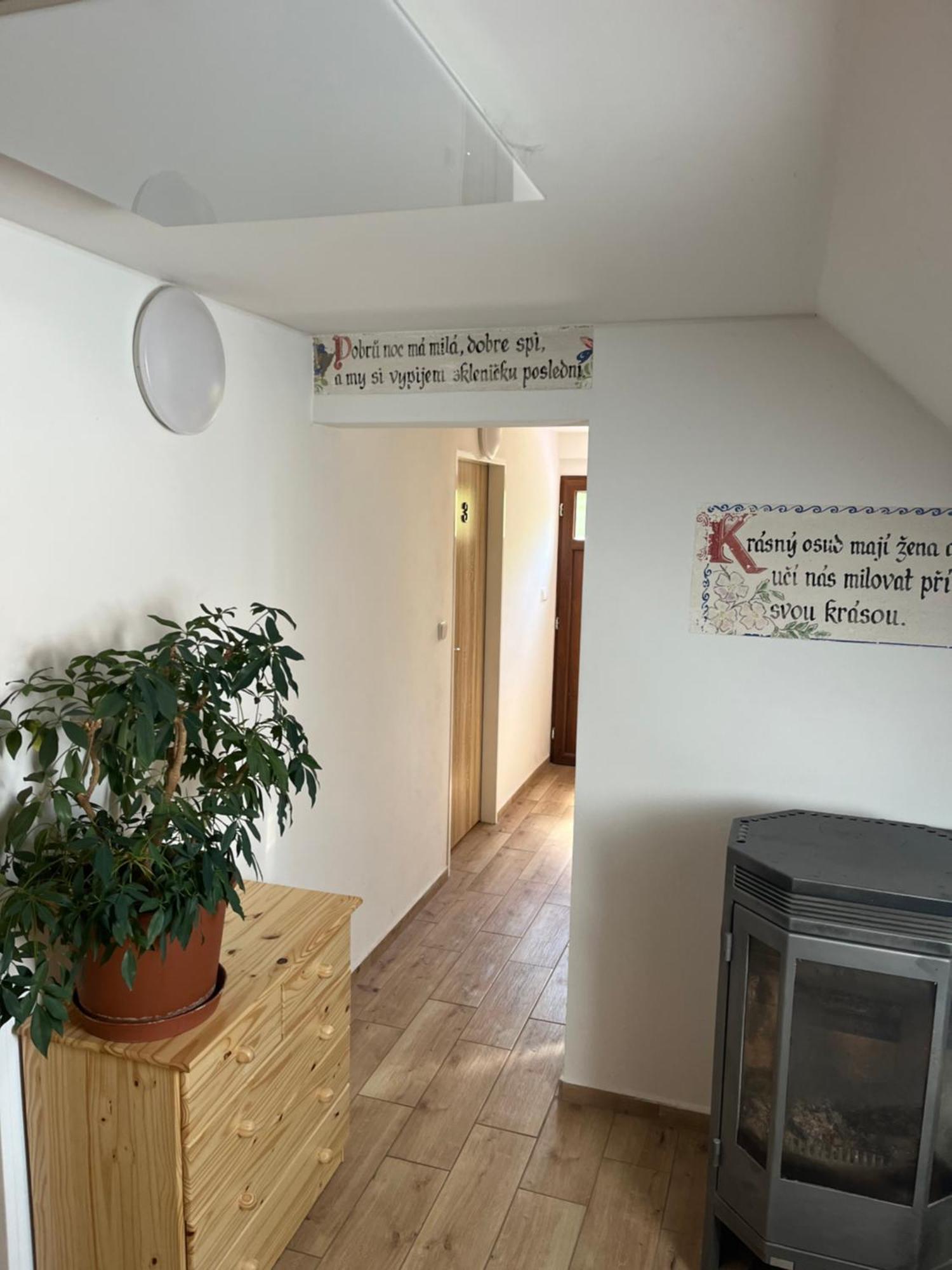 Hotel Wbs Vinarstvi U Lisu Znojmo 6345 Esterno foto